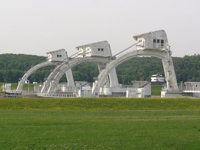 18-Driel Sluis-stuwcomplex in de Rijn Bron Wikipedia Havang.JPG