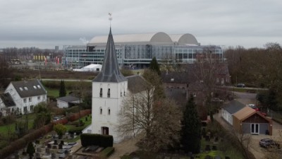 19-Kerkje van Elden met op de achtergrond Gelredome. Foto Hervormde Wijkgemeente De Rank.jpg