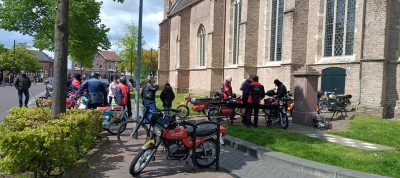 11 De machines staan aan de overkant van De herberg bij de kerk.jpg