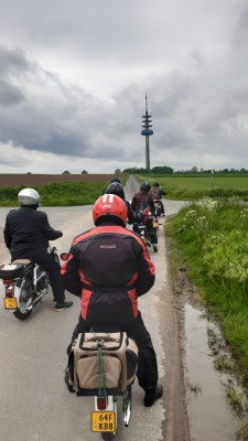 4 Op de achtergrond de 74 meter hoge zendmast op de Schoppingerberg.jpg