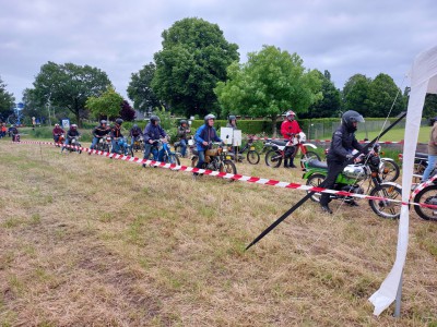 2-1 Binnenkomst van de rijders bij de betaalstand.jpg