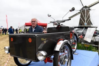 7-1 Bennie Snijders uit Azelo bouwde een Kreidler Florett om tot bakbromfiets. Foto Annia Romita.jpg